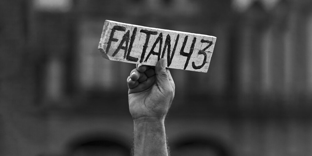 Faltan 43. Desaparición forzada. Fotografía por David F. Uriegas